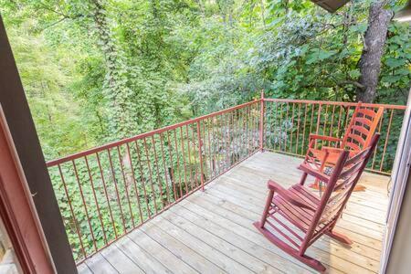 Lodge G Sasquatch Lodges Sleeps 13 Гатлинбург Экстерьер фото